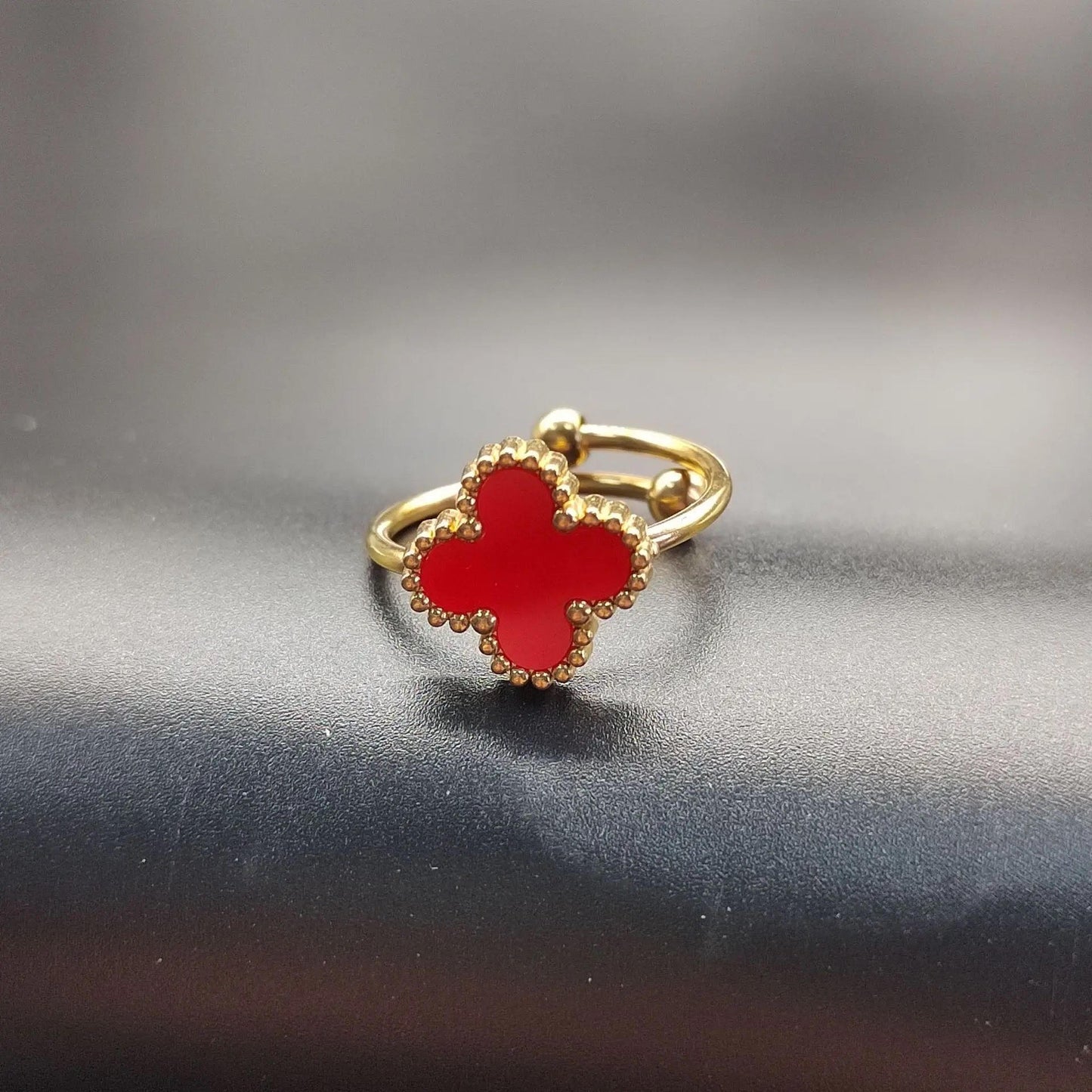 "Bague Trèfle Ouverte avec Accents de Zircon"